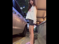 차 뒤에서 쉬 싸는 걸레 - Screenshot 1 of 16 - 걸레년