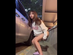 차 뒤에서 쉬 싸는 걸레 - Screenshot 3 of 16 - 걸레년