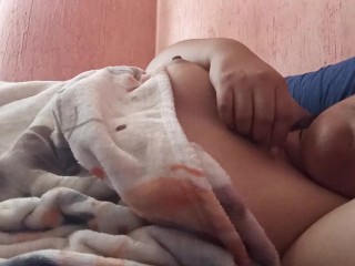 Duermo Enseñando Las Tetas Esperando que Alguien me Las Chupe