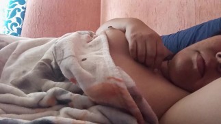 Duermo enseñando las tetas esperando que alguien me las chupe