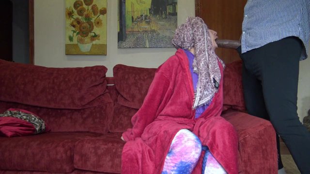 Kurdish immigrant in London lets black coworker cum in her mouth after work