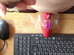 机におもちゃを固定して腰振りオナニ―する敏感クリトリス。