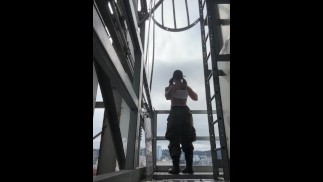 Вспышка мира на крыше заброшенного здания в Портленде, штат Орегон