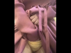 電車で知らないおじさんに触られて　ムズムズが止まらず我慢出来ずにお家でオナニー - Screenshot 14 of 16 - Hentai