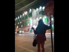 Mujer trans, caliente sale a buscar pene a la calle