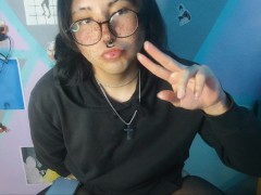 Chica trans nerd se masturba y se corre en tu cara