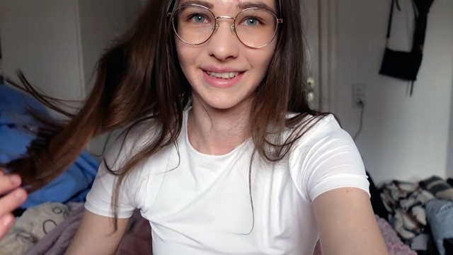 Innocent Девушка хардкорно трахает свои большие половые губы и киску! Наряд наездницы мне подходит