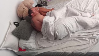 Я прошу своего похотливого отчима заняться сексом и заполнить мою киску.