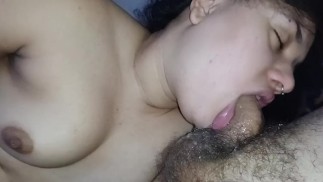 пузырит свою горячую слюну на возбужденном члене, так безумно облизывая его от похоти