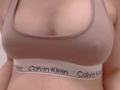 スポーツブラからはみ出すビンビン黒乳首、人妻が乳首責めオナニーでイクっ - Screenshot 2 of 16 - Big Nipple