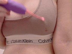 スポーツブラからはみ出すビンビン黒乳首、人妻が乳首責めオナニーでイクっ - Screenshot 3 of 16 - Female Orgasm