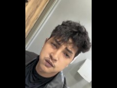 Diko napigilan ang libog ko kaya napa-JAKOL ako sa Public CR hehe