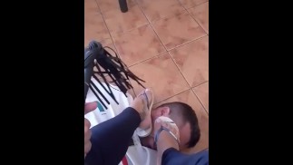 Er trat auf das Gesicht der Fußmatte und schlug ihn mit der Peitsche