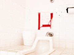 公園のトイレでおしっこ撮ってみた🩷 - Screenshot 1 of 16 - Japanese
