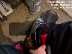 Elle vide les couilles d'un vendeur de ski