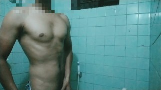 Garçon Hot musclé 🔥 branlant une bite poilue