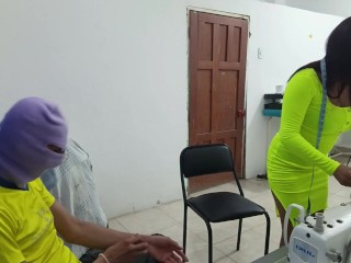 Сексуальная женщина трогает себя и начинает танцевать