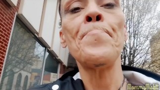 Mama stiehlt einen Saugnapf