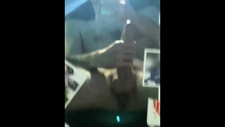 Дрочу большой твердый член в зеркало для тебя