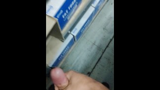 Публично кончаю в коробку у червя