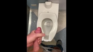 Поглаживаю свой член в туалете аэропорта слюной в качестве смазки.