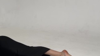 göttin yoga im langen, engen kleid