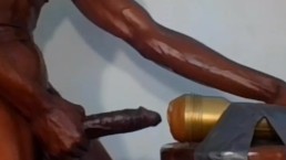Hot角质性感的家伙射精如此努力操屄他的性玩具！