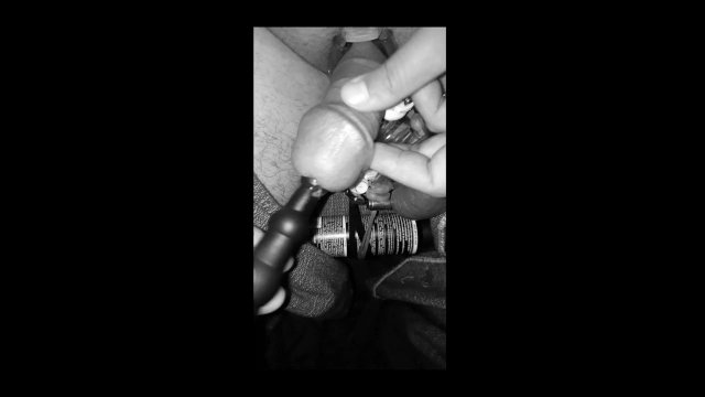 inserción uretral con un dildo