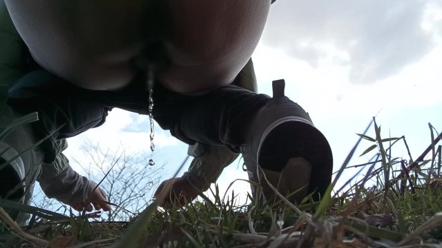 野外でおしっこ