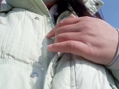 野外で周りを警戒しながらもおっぱい出してチクニーしてイッちゃう巨乳日本人女性 - Screenshot 1 of 16 - 日本人
