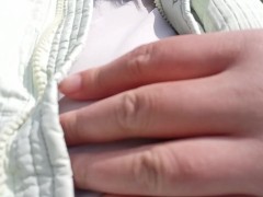 野外で周りを警戒しながらもおっぱい出してチクニーしてイッちゃう巨乳日本人女性 - Screenshot 2 of 16 - チクニー