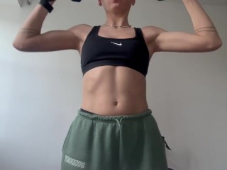 Девушка из спортзала тренирует свои большие мышцы (подробнее о @lemoncity444)