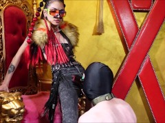 JURASSIC ADVENTURES - SWALLOW CLOSE-UP