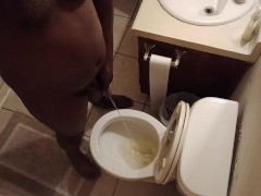 TAKING A FRESH HOT PISS AFTER GETTING SUM NASTY SLOPPY HEAD!!!!!!!