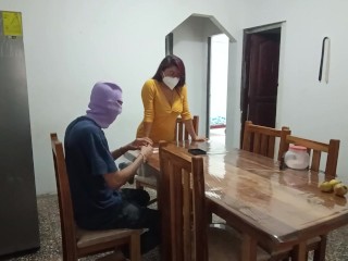 Sie Steht Da Und Zeigt Ihre Großen, Aufgescheuerten Brustwarzen