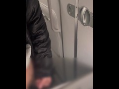 【孤独のオナニ（女性専用・オナニー鑑賞用）】海外出張・国際線飛行機トイレでのイケオジオナニー。スマホ個撮  | イケオ ジ | リアル鑑賞も◎ - Screenshot 6 of 16 - 日本人
