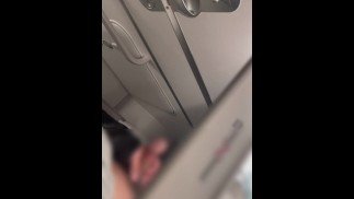 【孤独のオナニ（女性専用・オナニー鑑賞用）】海外出張・国際線飛行機トイレでのイケオジオナニー。スマホ個撮  | イケオ ジ | リアル鑑賞も◎