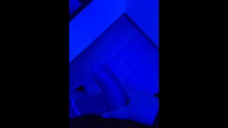 Geiler Kerl masturbiert seinen großen Schwanz bis zum Abspritzen