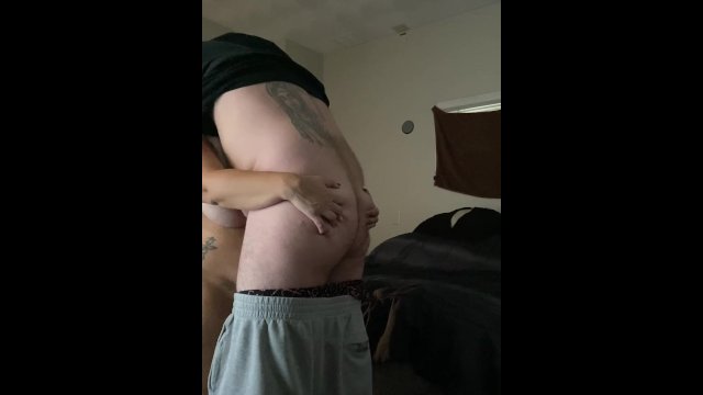 Hung her fat ass off the bed and fucked it