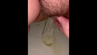 Писает в женский презерватив