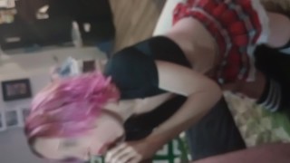 Piccola studentessa innocente con l'apparecchio e i capelli rosa che indossa una minigonna viene scopata e riceve un viso