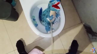 Сине-белый динозавр писает