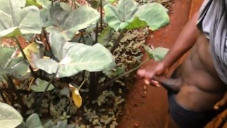 18-летнюю девушку чуть не застукали за мастурбацией на улице