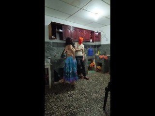 премию поднимает, не прикасаясь к ней