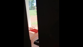 Tienes que ver como mi vecino se metió a mi dormitorio y comenzó a follarme estilo perrito