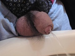 可愛い仮性包茎おちんちんでおしっこしてみた - Screenshot 10 of 16 - 男 おしっこ