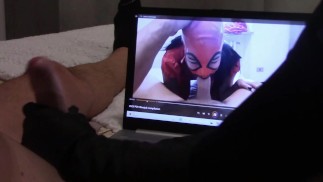 Подарок моей самой большой поклоннице: дрочит в перчатках, пока смотрит одно из моих видео, с камшотом