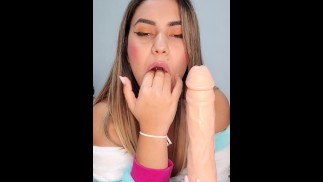 Нажмите, если вас возбуждает наблюдение за ее игрой