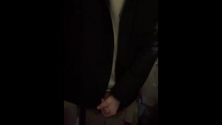 junger Twink wichst aktiv in der Toilette