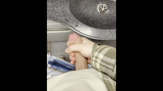 junger Twink wichst seinen Schwanz in einer Zugtoilette